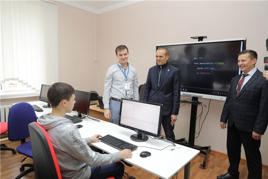 Михаил Игнатьев посетил Центр цифрового образования детей «IT-Куб. Канаш»