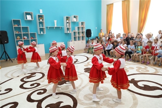 В дошкольных образовательных организациях дети получают  образование на родном  языке и учатся уважению к языкам народов России