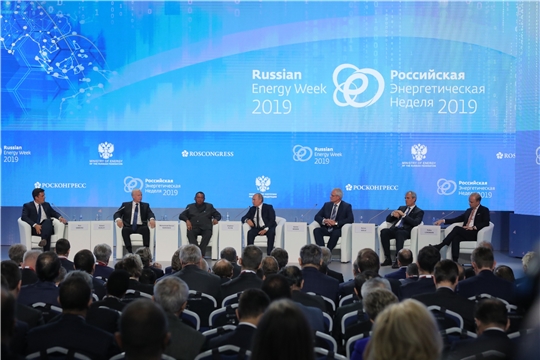 Глава Чувашии принял участие в пленарном заседании Российской энергетической недели, на котором выступил Президент России Владимир Путин