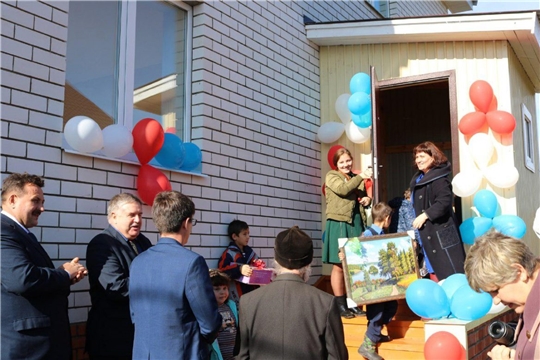 Многодетной маме из Порецкого района вручили ключи от нового жилья
