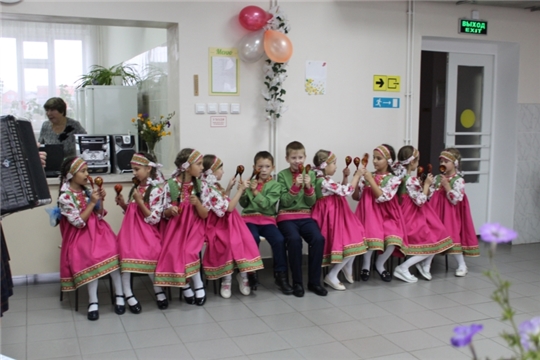 Учащиеся Шемуршинской детской школы искусств подарили пожилым людям Дома престарелых концертную программу