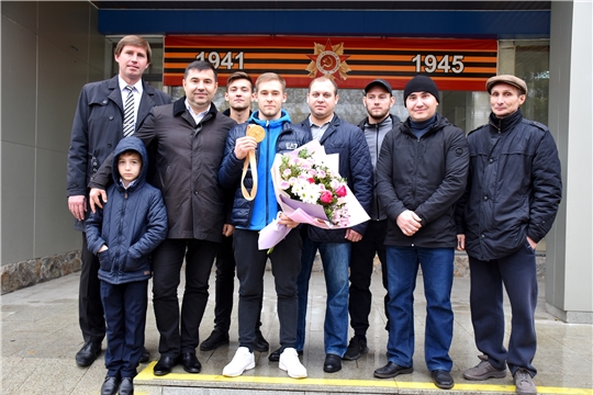 В столице Чувашии встретили чемпиона мира по спортивной гимнастике Владислава Поляшова