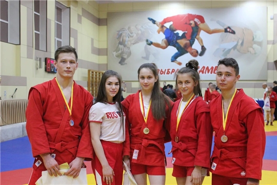 Спортсмены из 23 регионов страны и Казахстана боролись на Кубке Главы Чувашии по самбо