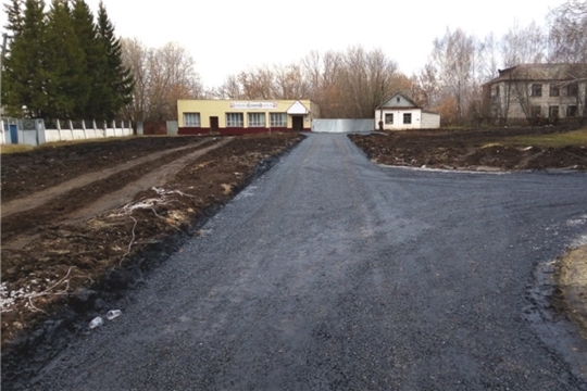 Дорогу на улице Школьная в деревне Тегешево обработали горячим битумом