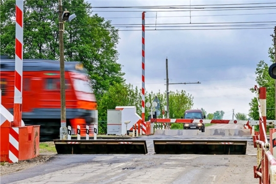 Спешка на железнодорожном переезде не стоит риска для жизни десятков людей, а нарушение правил пересечения путей карается штрафом или лишением прав