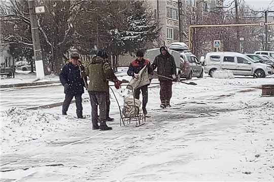 В целях безопасности граждан тротуары в поселке Вурнары посыпали песком