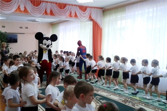 В детском саду - традиционная «Зарядка со звездой» от организаторов детских праздников «Фабрика счастья»