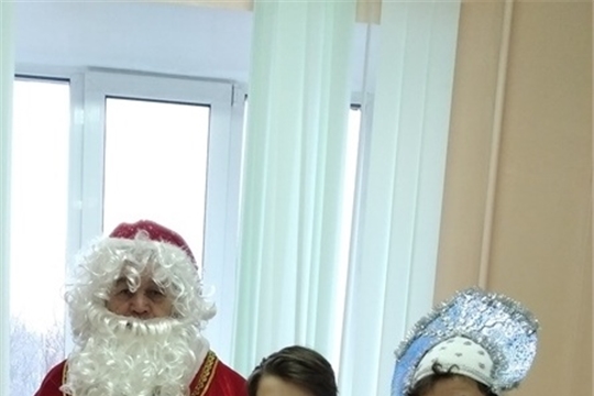 Дед Мороз и Снегурочка поздравили детей-инвалидов и многодетные семьи