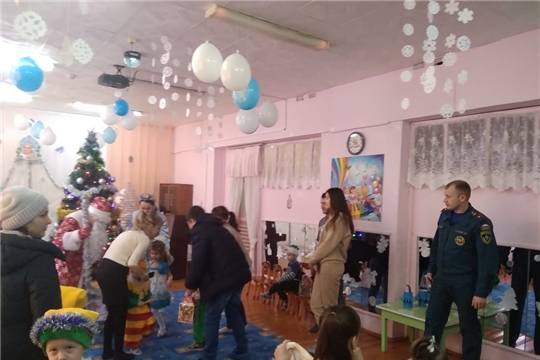 Сотрудники Госпожнадзора несут дежурство  в местах проведения новогодних детских праздников