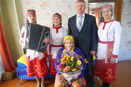 В 90 лет с открытой душой встречает  гостей