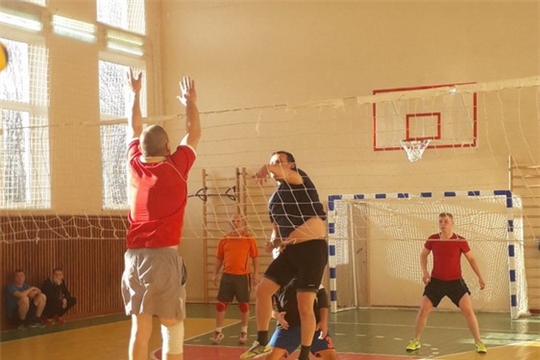 Огнеборцы-спортсмены на соревнованиях по волейболу