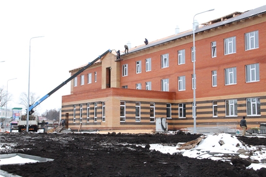 Активно ведется работа по кровельному покрытию здания нового детского сада в Цивильске