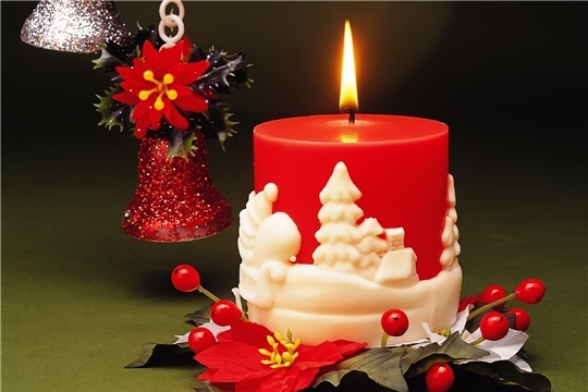 Безопасность в новогодние праздники: внимательно используйте свечи