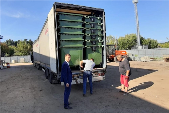 В Алатырский район поступили новые евроконтейнера для сбора и вывоза ТКО