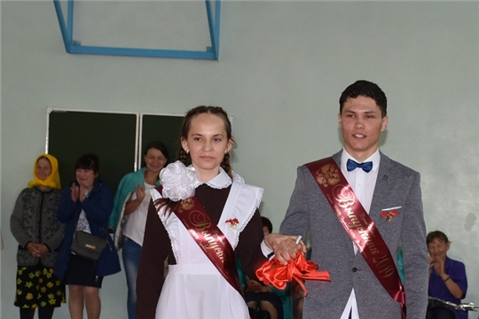 Для выпускников Аликовского района прозвенел последний школьный звонок