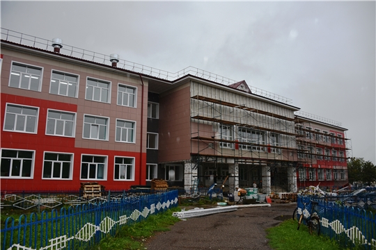 Глава администрации Аликовского района ознакомился с ходом ремонтных работ в Аликовской школе им. И.Я.Яковлева