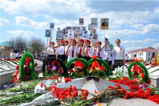 Шествие трудовых коллективов к монументу Славы с возложением венков