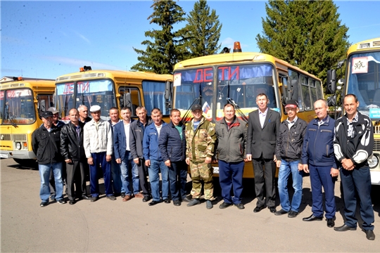 Осмотр готовности школьных автобусов к новому учебному году