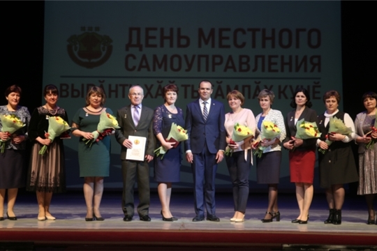 Михаил Игнатьев поздравил муниципальных служащих с профессиональным праздником