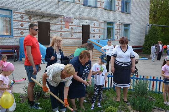 На территории детского сада «Пурнеске» в честь Международного дня семьи высадили цветы