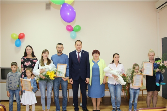 В рамках Дня семьи, любви и верности в Чебоксарском районе состоялось вручение сертификатов на материнский капитал