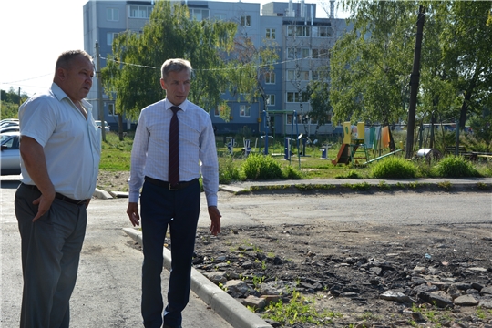 Глава администрации Чебоксарского района ознакомился с ходом ремонта дворовых территорий