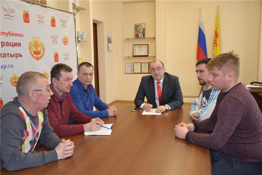 Глава администрации города Алатыря Юрий Боголюбов в ходе личного приёма встретился с представителями Алатырского футбольного клуба «Легион»
