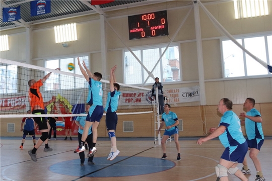 В Алатыре прошёл турнир по волейболу среди ветеранов и любителей