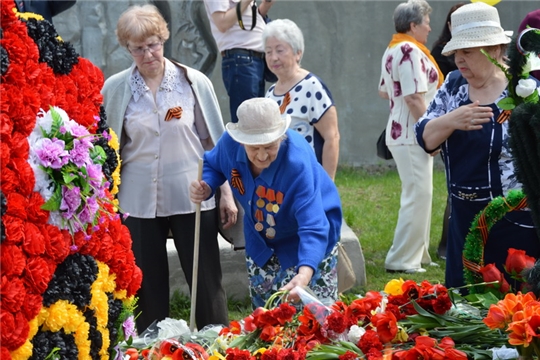 Шествие алатырцев к Обелиску воинам - землякам, погибшим в годы Великой Отечественной войны и торжественный митинг