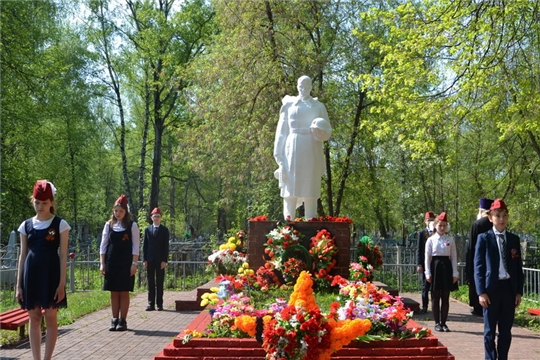 Митинг на кладбище у памятника воинам, умершим от ран в госпиталях города