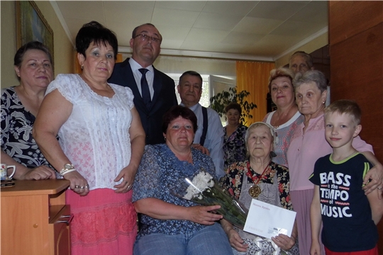 90-летний юбилей отметила жительница Алатыря, труженица тыла и ветеран труда Таисия Михайловна Шалаева