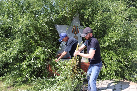 В преддверии Дня России сотрудники алатырской администрации провели субботник в парке Ветеранов