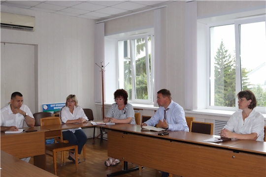 Глава администрации города Алатыря В.И. Степанов провёл рабочее совещание с представителями управляющих компаний