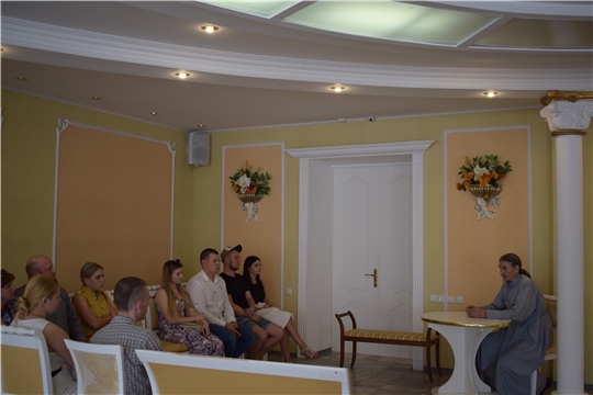 Очередные беседы с молодыми парами, готовящимися вступить в брак, прошли в «молодёжной гостиной» отдела ЗАГС города Алатыря