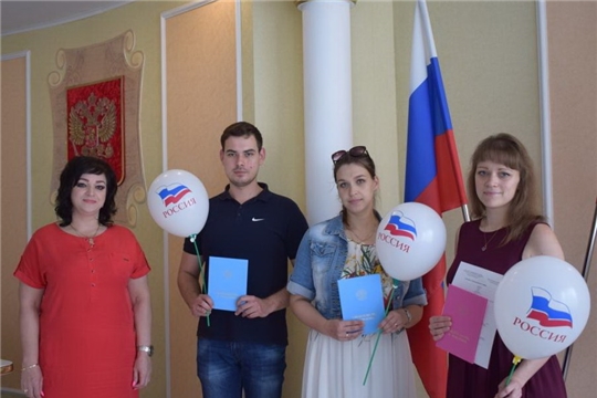 В отделе ЗАГС г.Алатыря прошли праздничные регистрации новорожденных, посвящённые Дню Государственного флага Российской Федерации