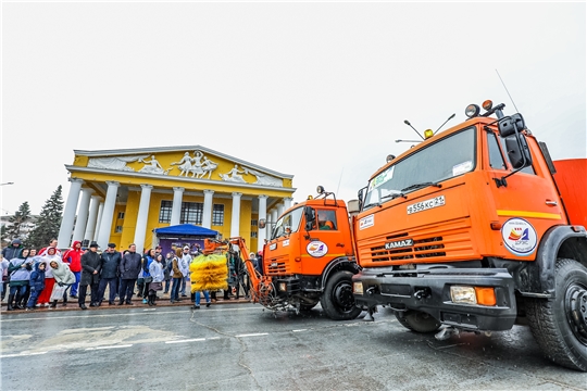 Весенние субботники начались с парада коммунальной техники