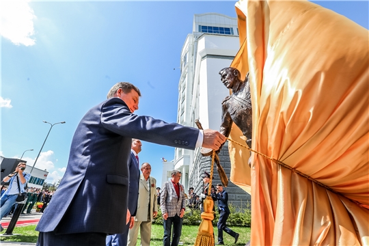 В Чебоксарах установили памятник Герою Советского Союза Алексею Логинову