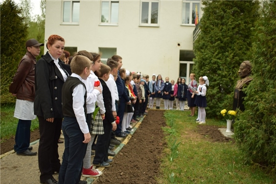 Чебоксарские школьники отдали дань памяти известному ученому, участнику Великой Отечественной войны Геннадию Шичко
