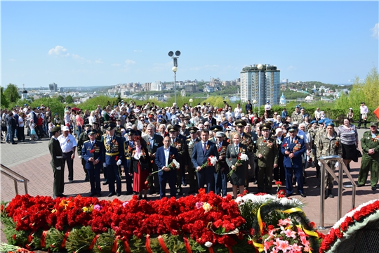 Жители Московского района г.Чебоксары возложили цветы к Монументу Славы в мемориальном комплексе «Победа»