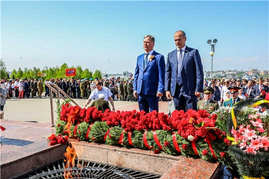 В День Победы в Чебоксарах возложили цветы к Вечному огню