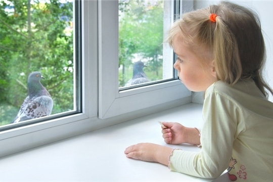 Лето 2019: как защитить ребенка от падения из окна