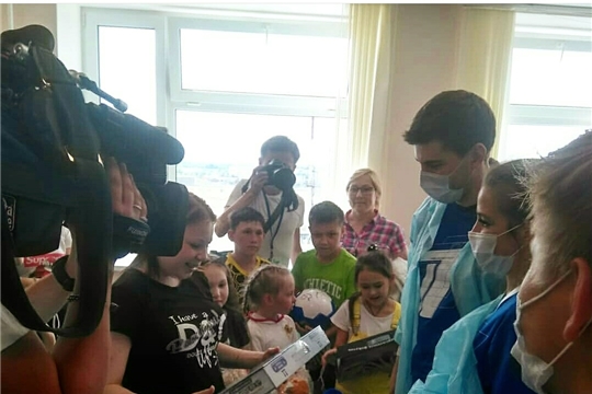 В реабилитационном центре для детей телеведущие Первого канала подарили ребятам яркие эмоции