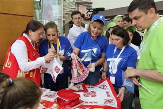 В рамках мероприятий благотворительной акции Первого канала «СТАНЬ ПЕРВЫМ!» во Дворце творчества состоялся круглый стол с одаренными детьми