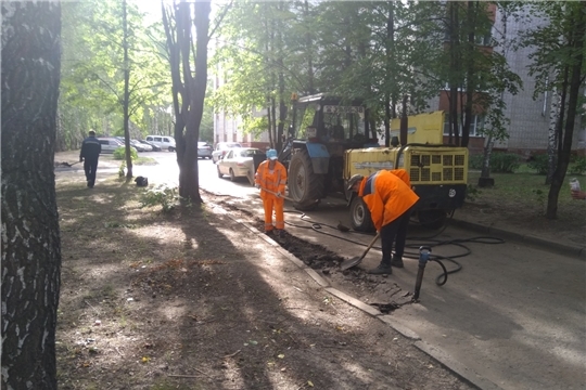 Благоустройство: в Ленинском районе г.Чебоксары продолжается ямочный ремонт дворовых проездов