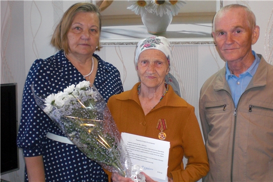 Долгожительница Калининского района получила поздравления с 90-летним юбилеем и 550-летием г. Чебоксары