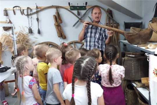 Воспитанники детских садов посетили музейный комплекс советского быта