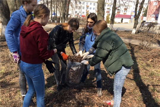 Волонтеры Победы города Канаш вышли на всероссийский субботник по облагораживанию территории монумента погибшим вагоноремонтникам Великой Отечественной войны