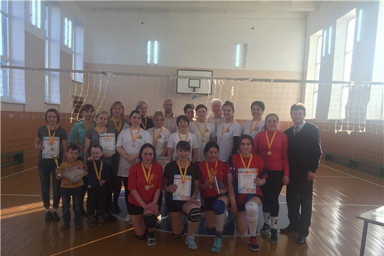 Команда ДЮСШ «Локомотив» удерживает звание обладателя Кубка города Канаша по волейболу среди женских команд