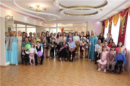 Во Дворце бракосочетаний города Канаш прошел большой праздник «Да здравствует семья!»