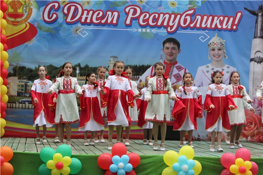 Канашцы широко празднуют День Республики